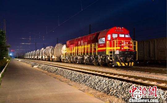 中国中车：我国首台3000马力节能环保型调车机车下线