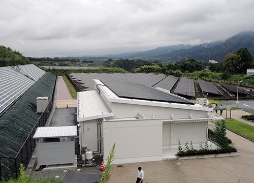 图2：在屋顶上设置20kW太阳能电池板的“梦太阳能馆山梨”